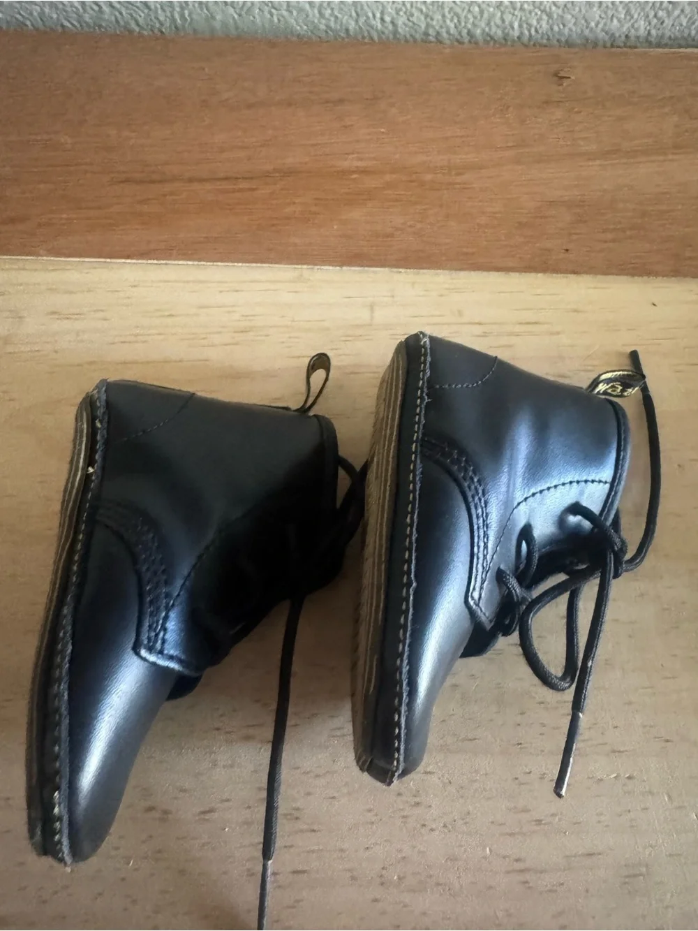 DR MARTENS NEWBORN 1460 AUBURN LEATHER black booties size 4